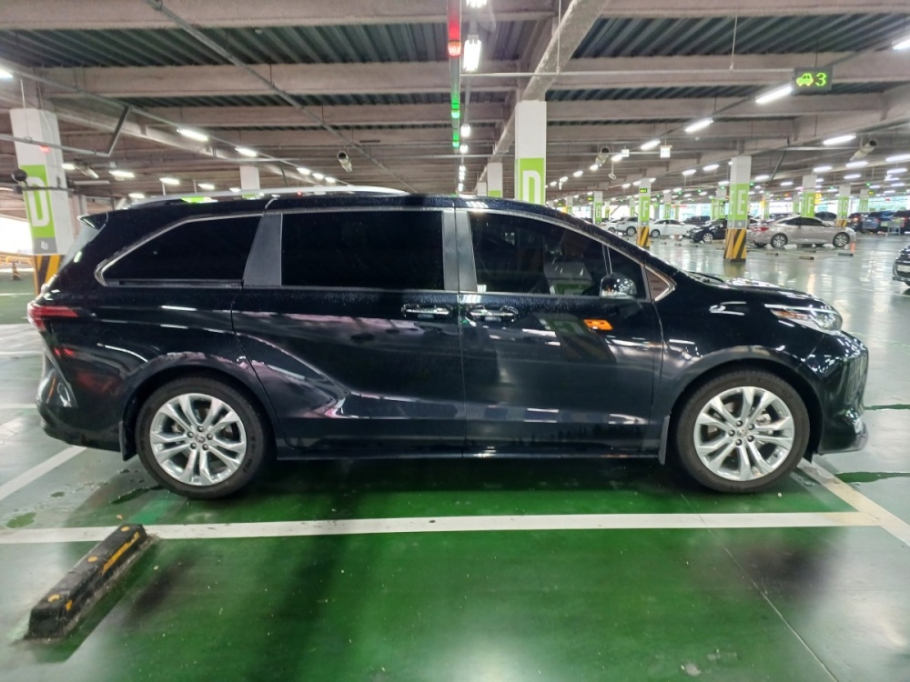 Toyota Sienna 4th generation