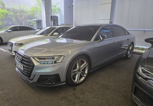 Audi S8 (D5)