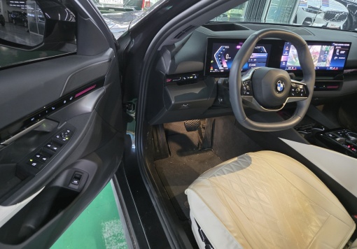 BMW 5 Series (G60)