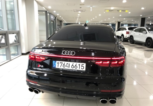 Audi S8 (D5)