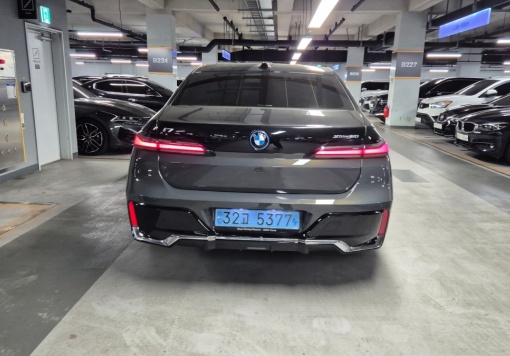 BMW i7 (G70)