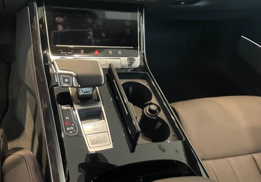 Audi A8 (D5)
