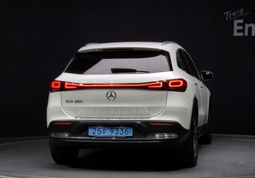 Mercedes-Benz EQA-H243