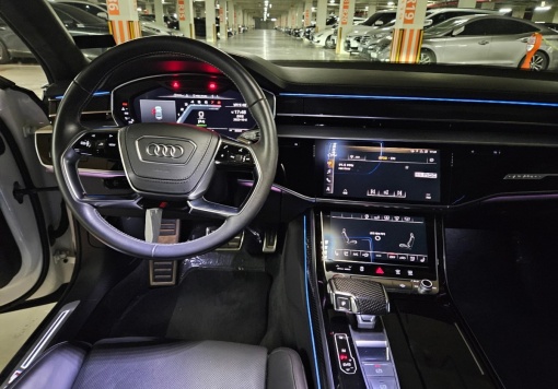 Audi S8 (D5)