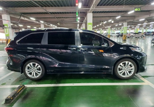 Toyota Sienna 4th generation