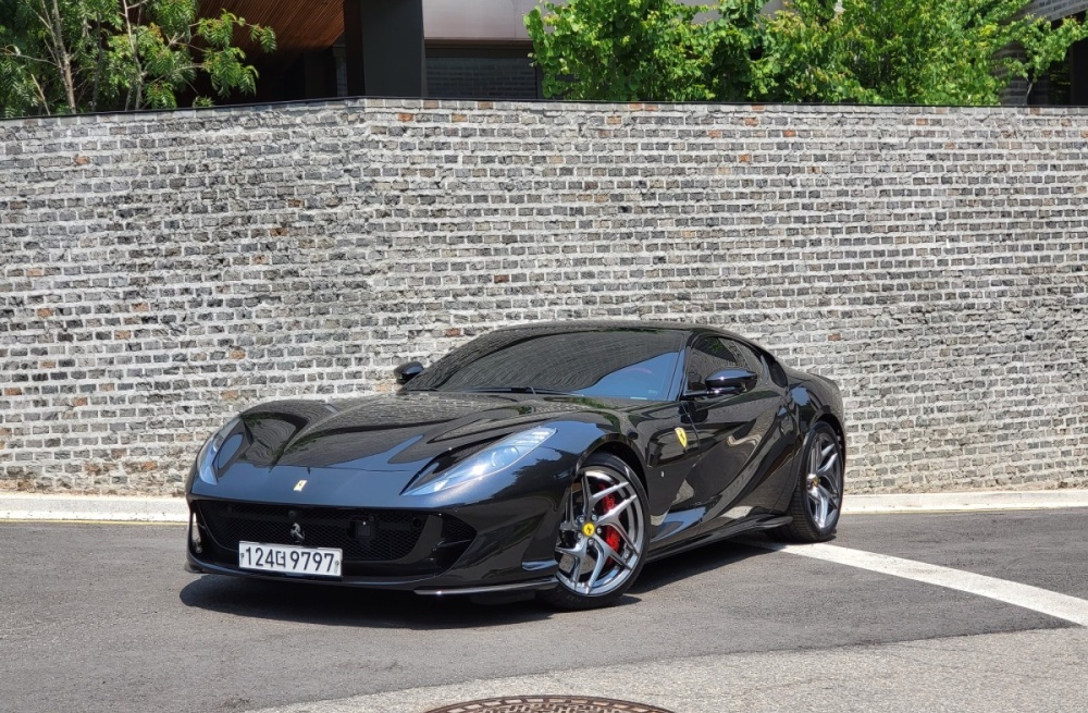 Ferrari 812 super fast