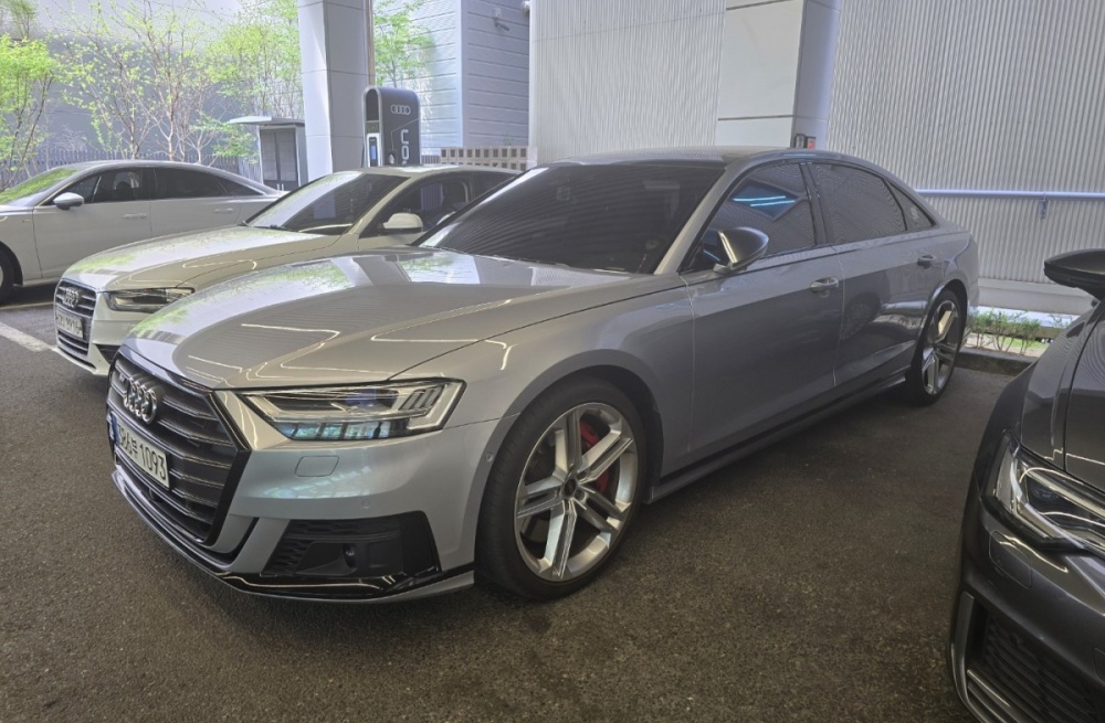 Audi S8 (D5)