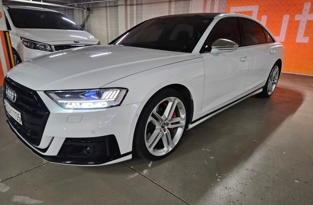 Audi S8 (D5)