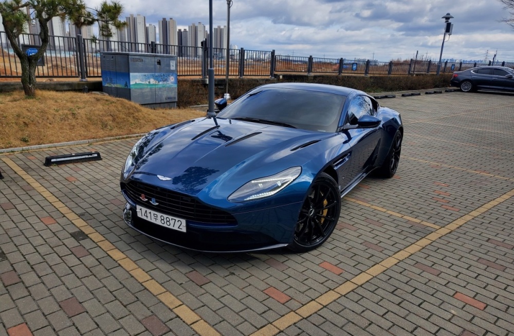 Aston martin DB11