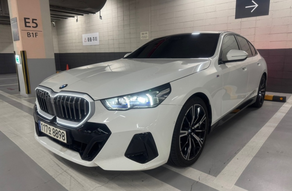 BMW 5 Series (G60)