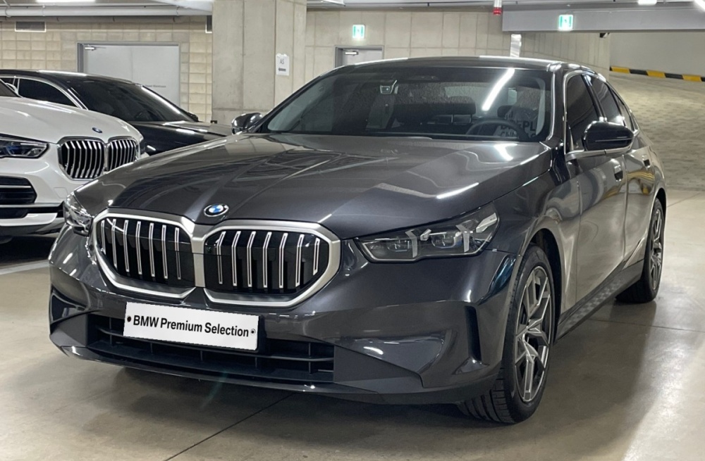 BMW 5 Series (G60)
