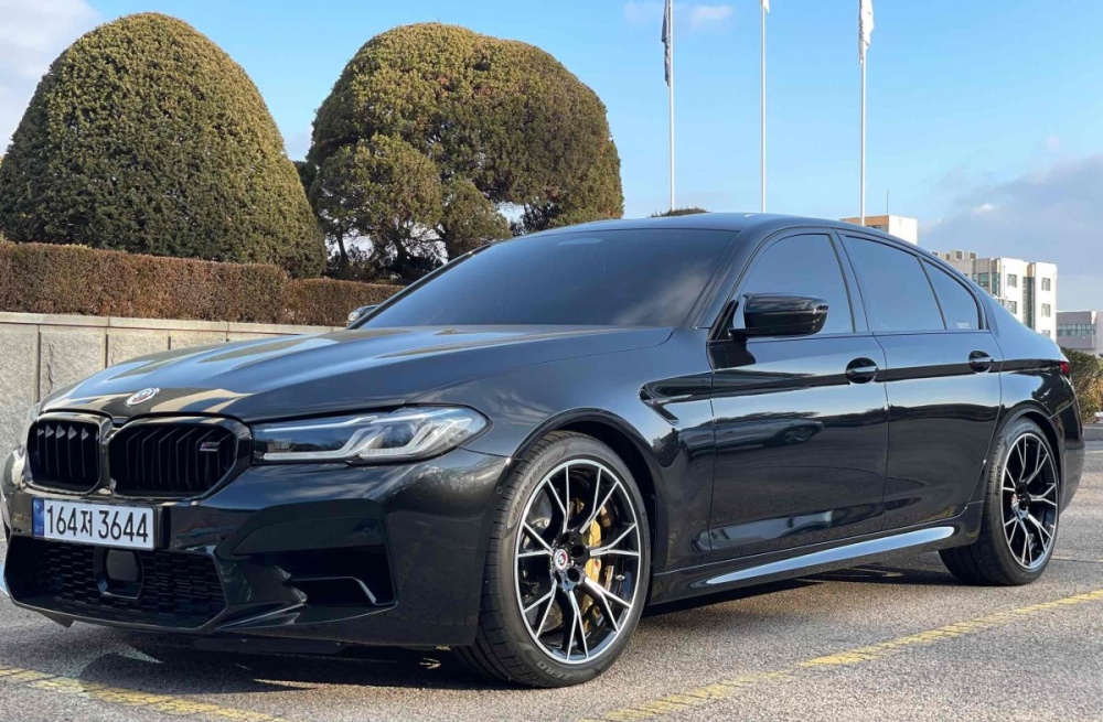 BMW M5 (F90)