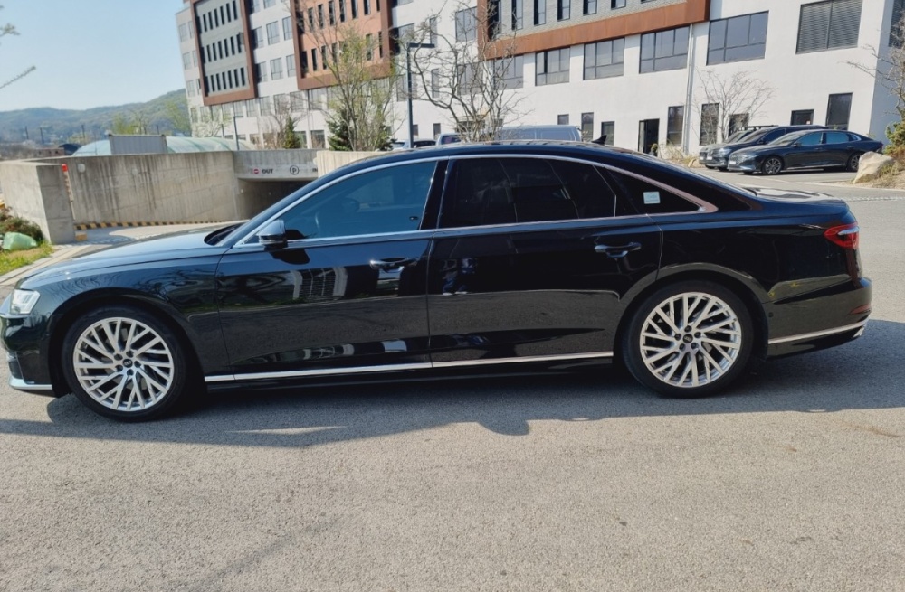 Audi A8 (D5)