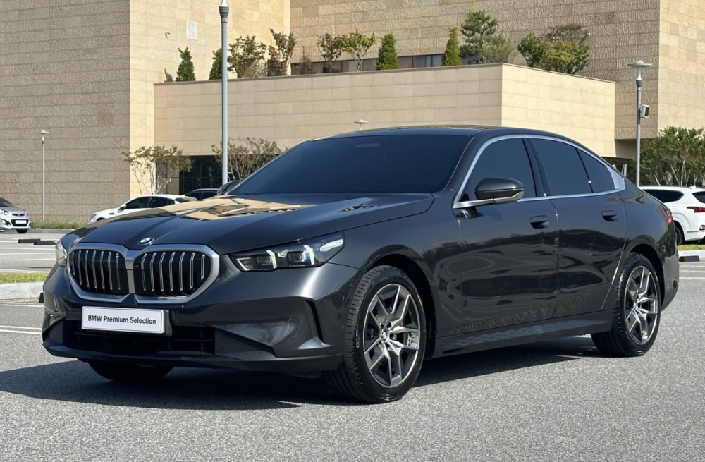 BMW 5 Series (G60)