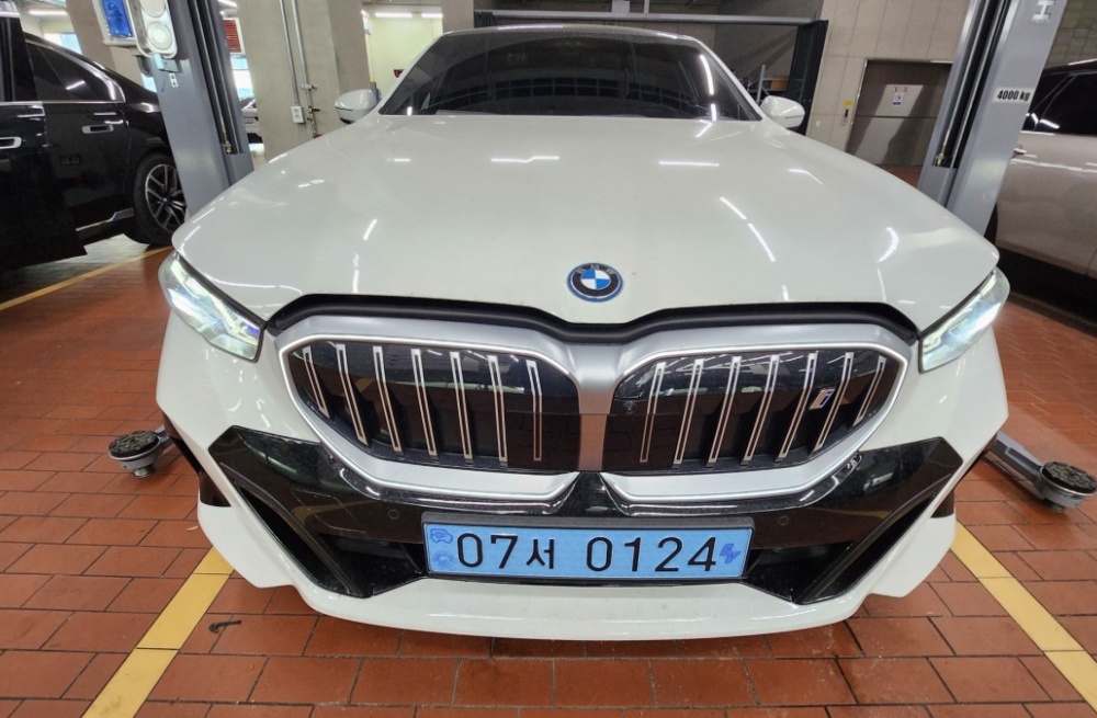 BMW i5 (G60)