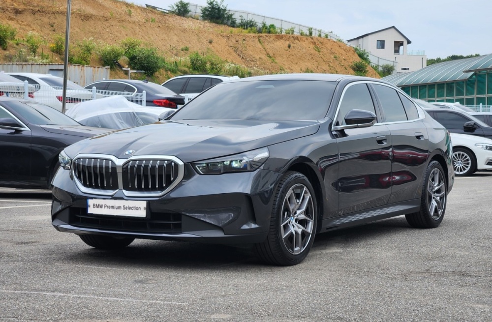 BMW 5 Series (G60)