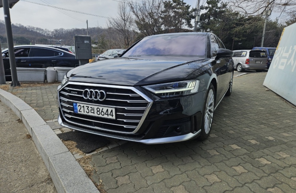 Audi A8 (D5)
