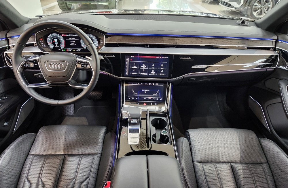 Audi A8 (D5)