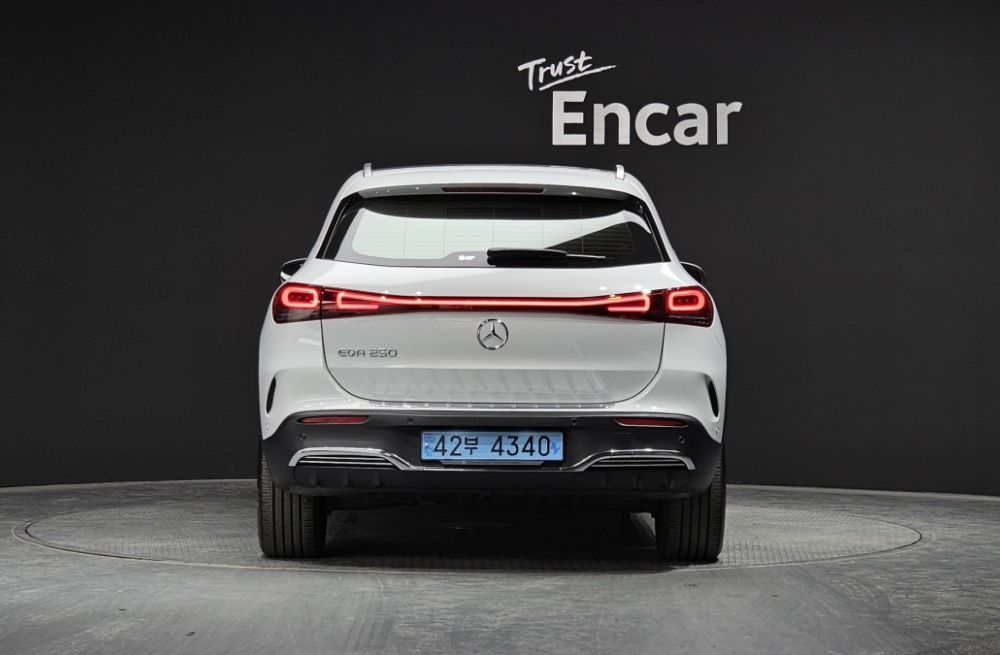 Mercedes-Benz EQA-H243
