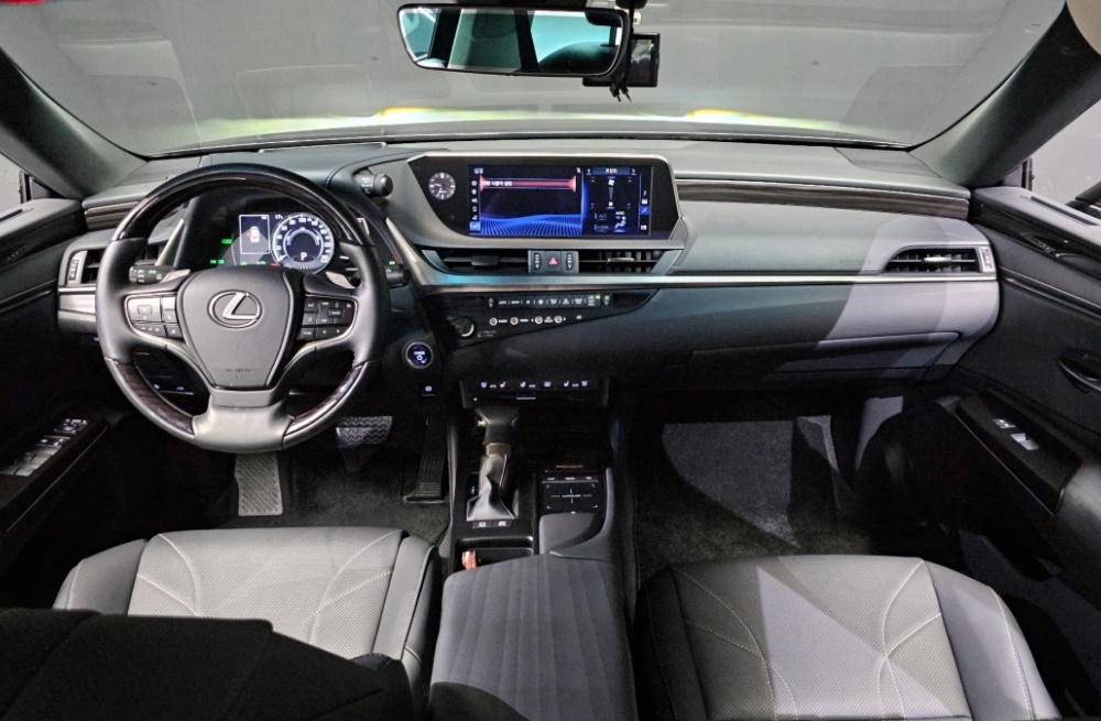 Lexus ES300h 7th generation
