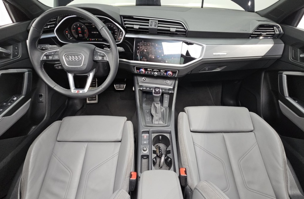 Audi Q3 (F3)