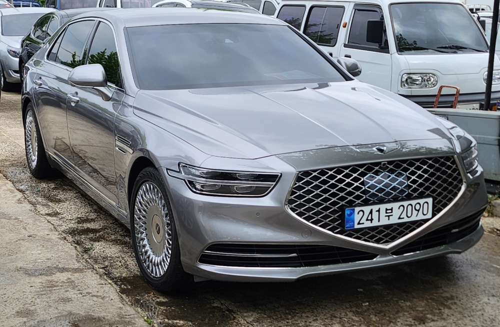 Genesis G90