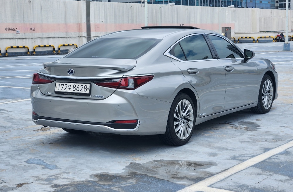 Lexus ES300h 7th generation