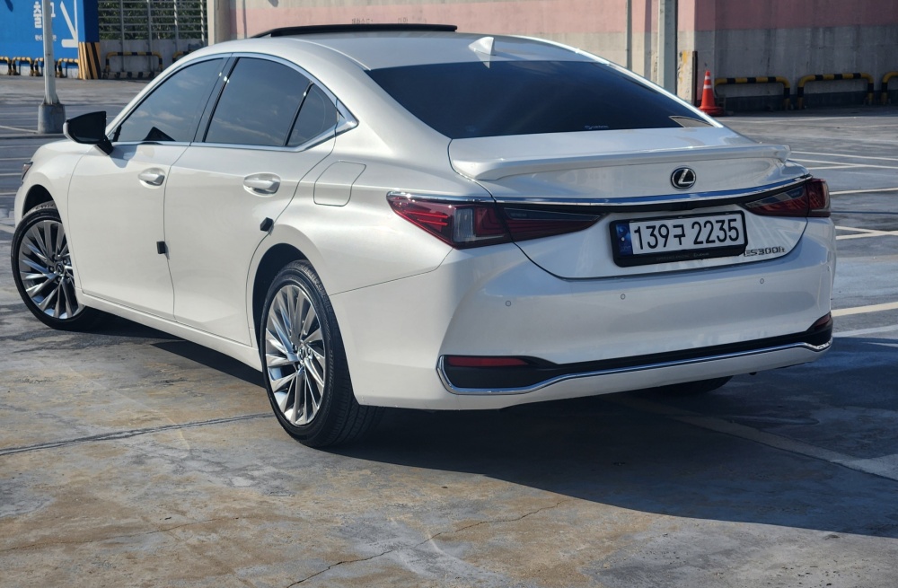 Lexus ES300h 7th generation