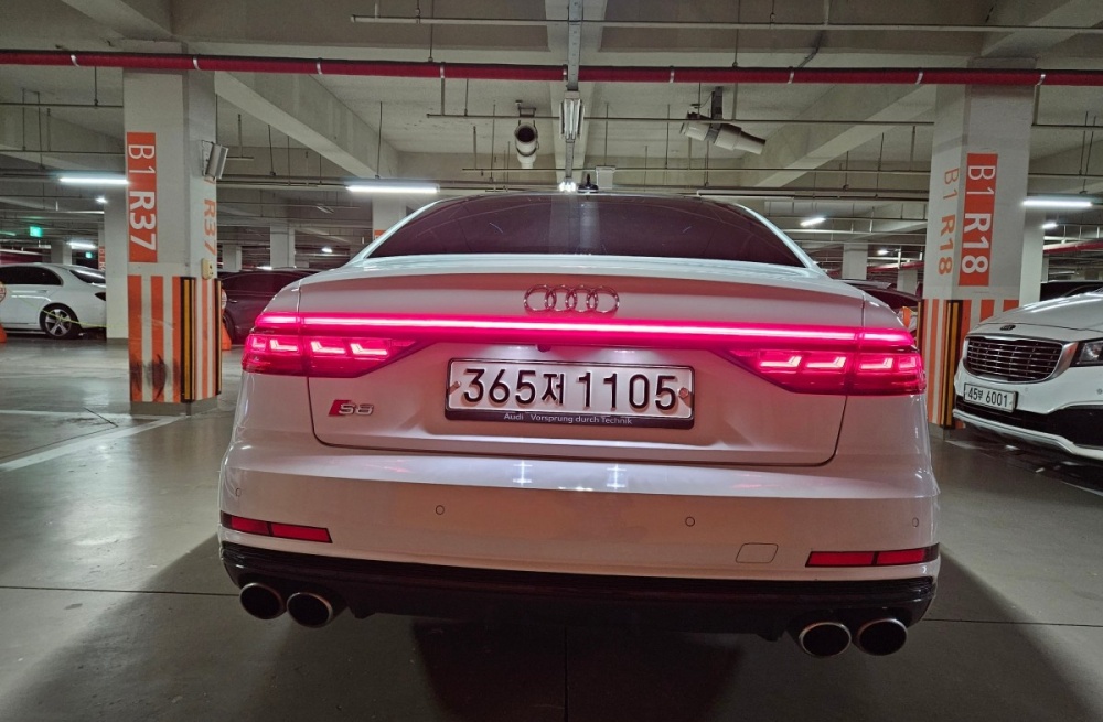 Audi S8 (D5)