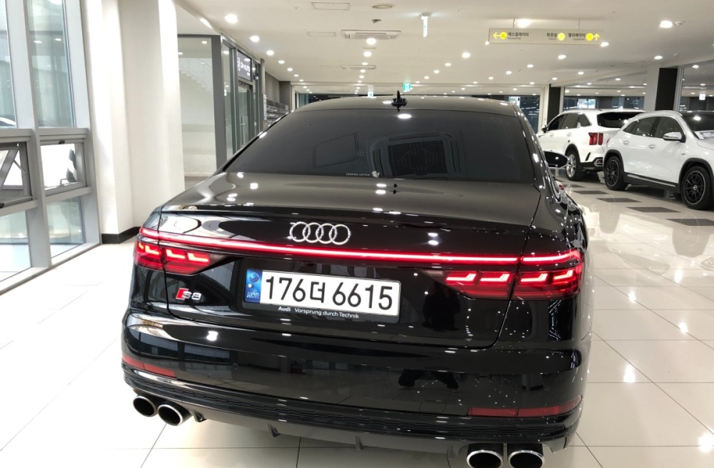 Audi S8 (D5)