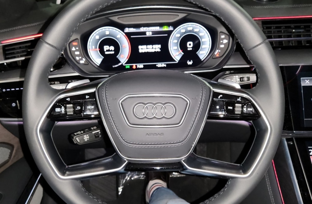 Audi A8 (D5)
