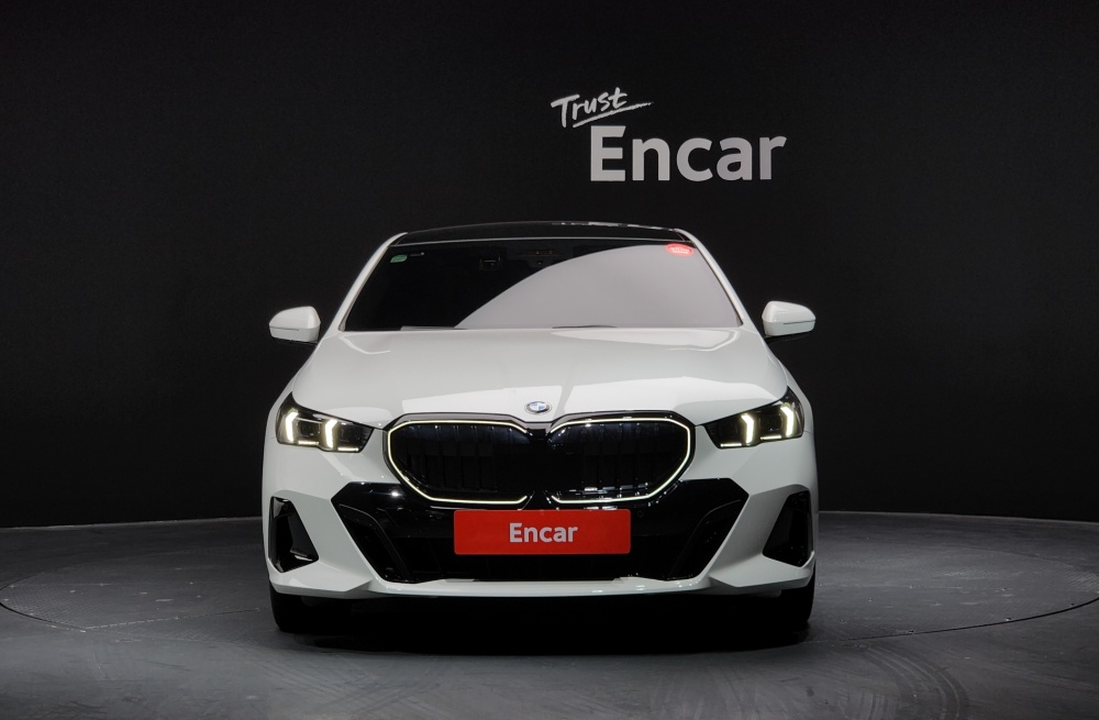 BMW 5 Series (G60)