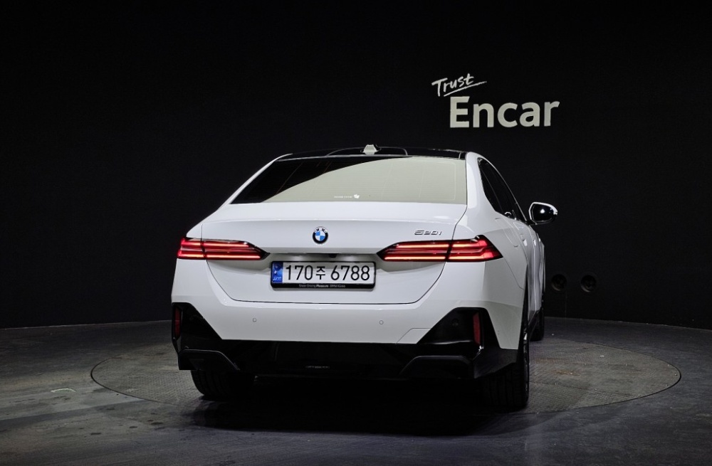 BMW 5 Series (G60)