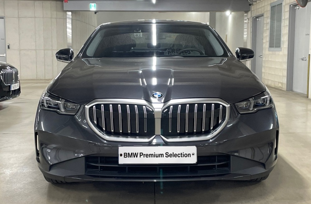 BMW 5 Series (G60)