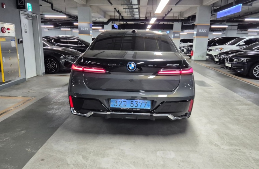 BMW i7 (G70)