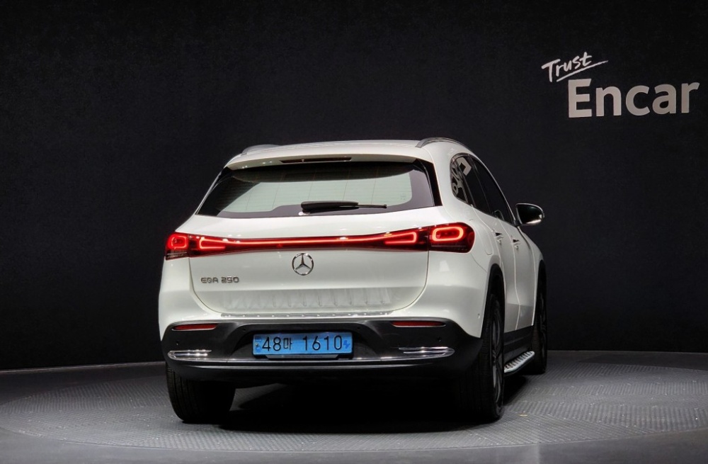 Mercedes-Benz EQA-H243