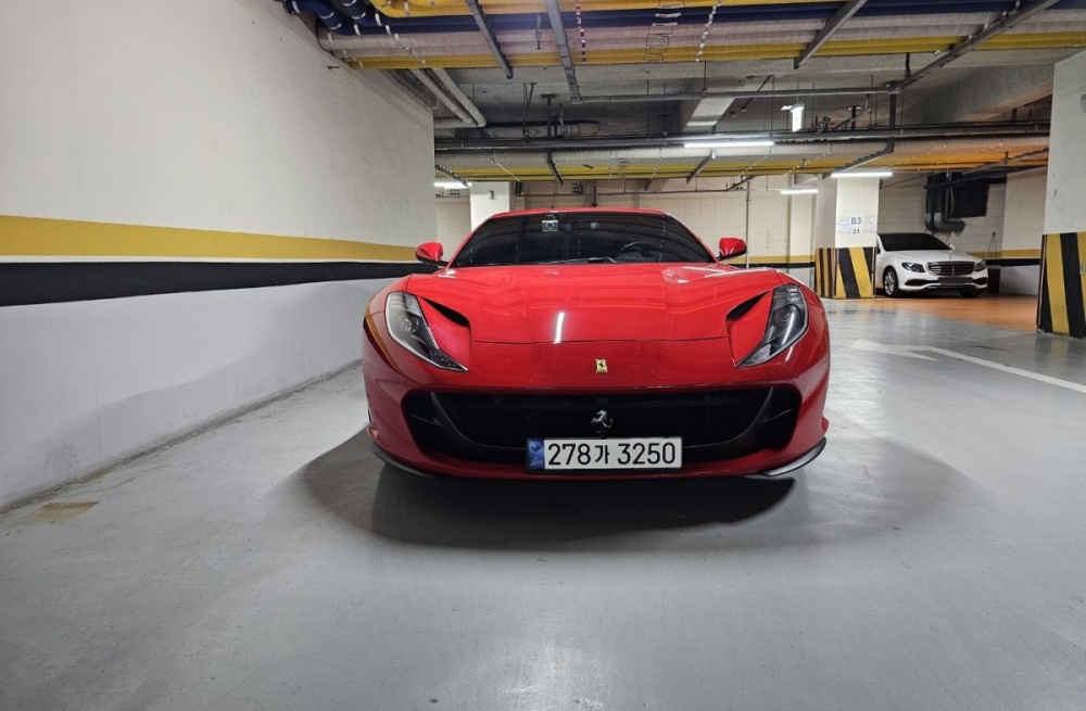 Ferrari 812 super fast