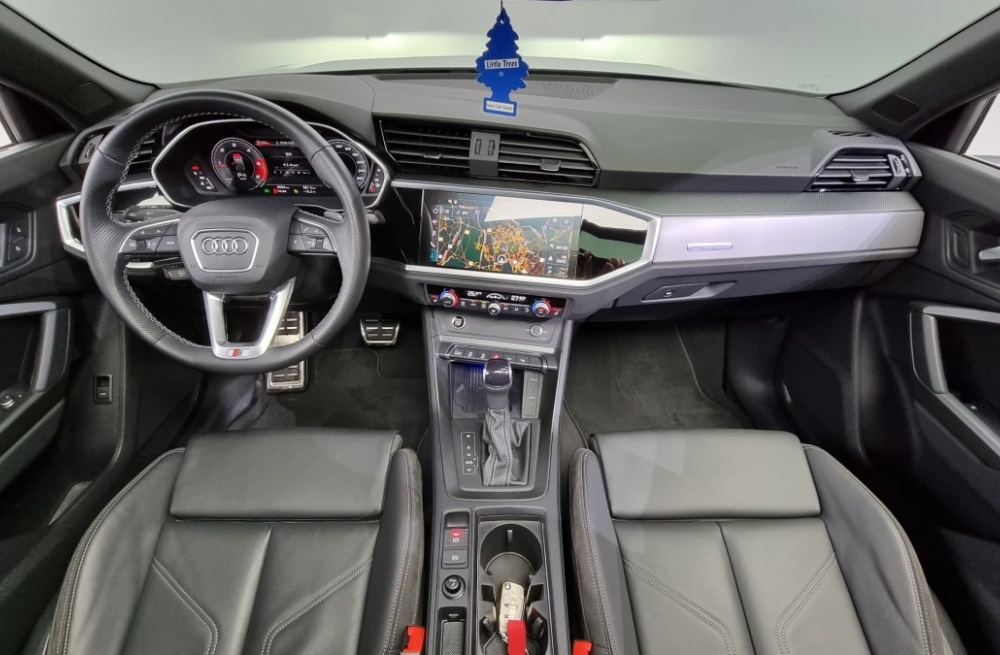 Audi Q3 (F3)