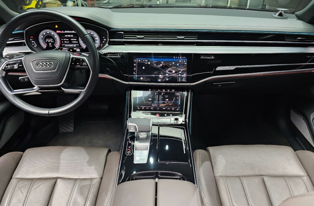 Audi A8 (D5)