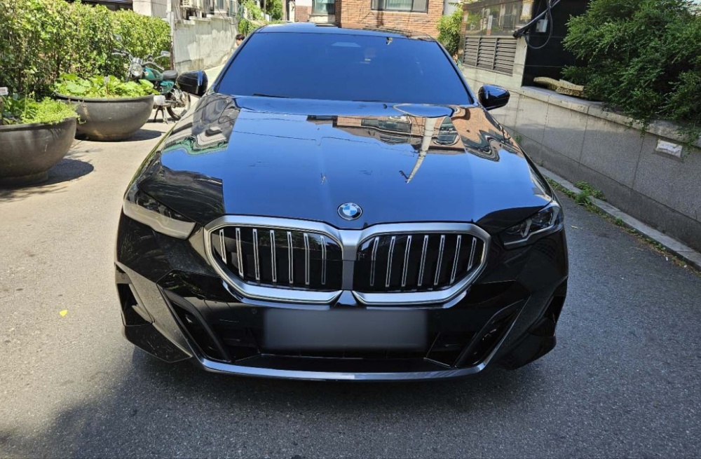 BMW 5 Series (G60)