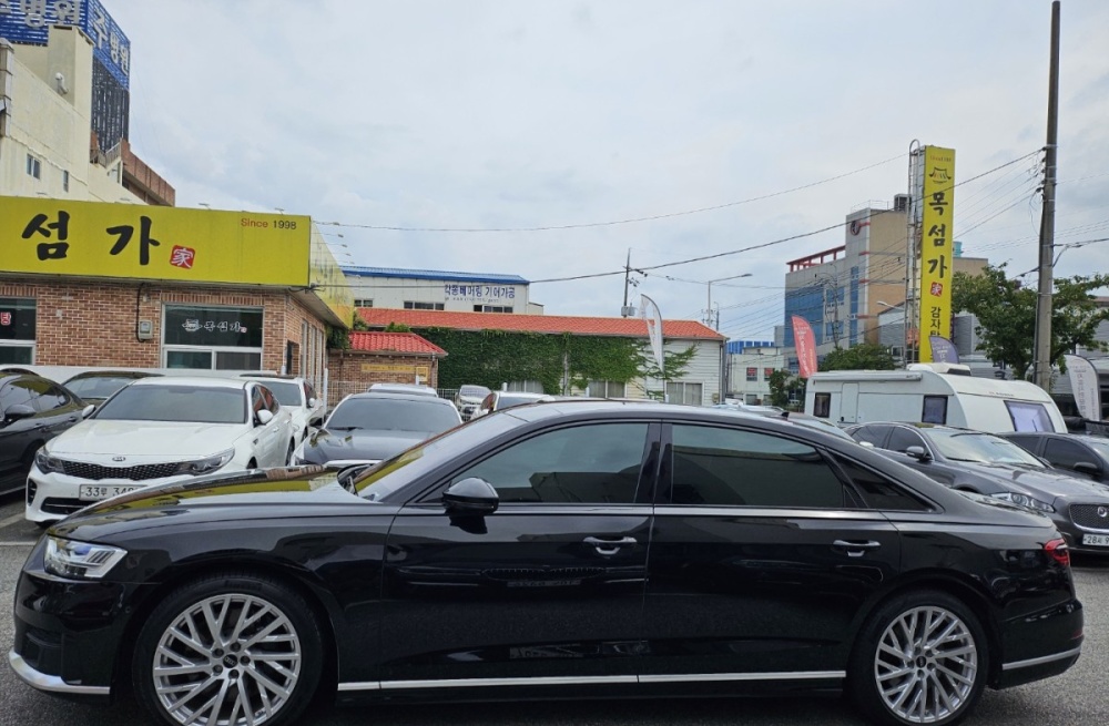 Audi A8 (D5)