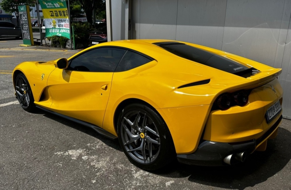 Ferrari 812 super fast