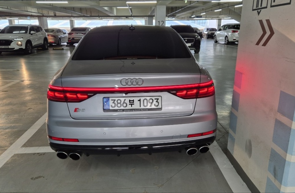 Audi S8 (D5)