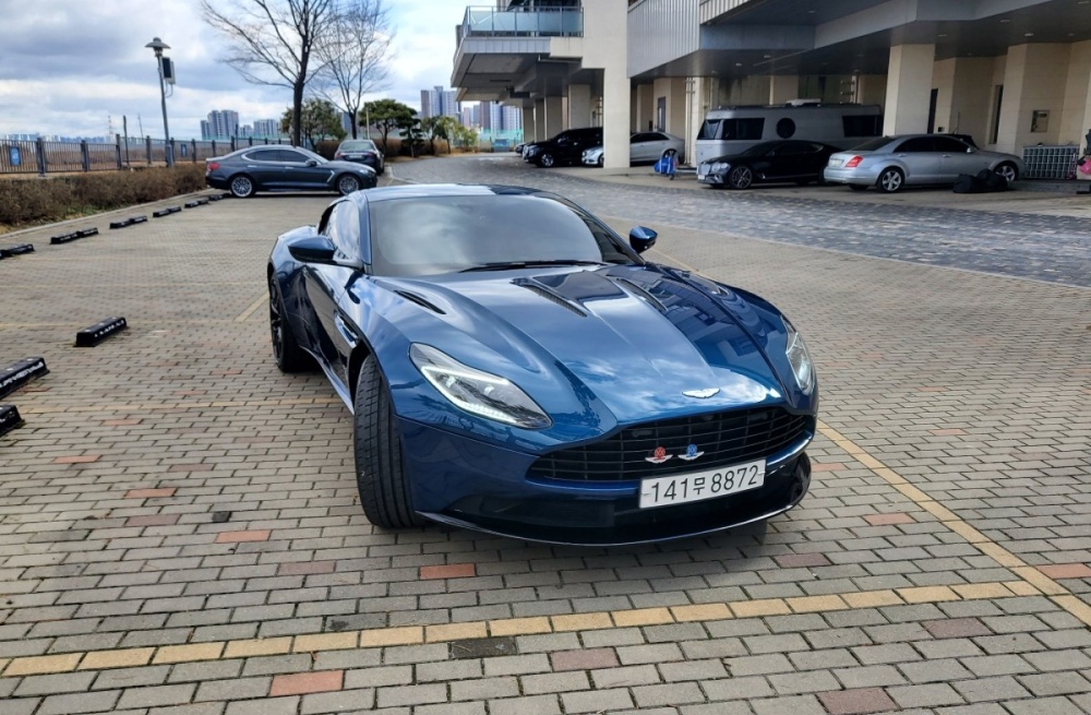 Aston martin DB11