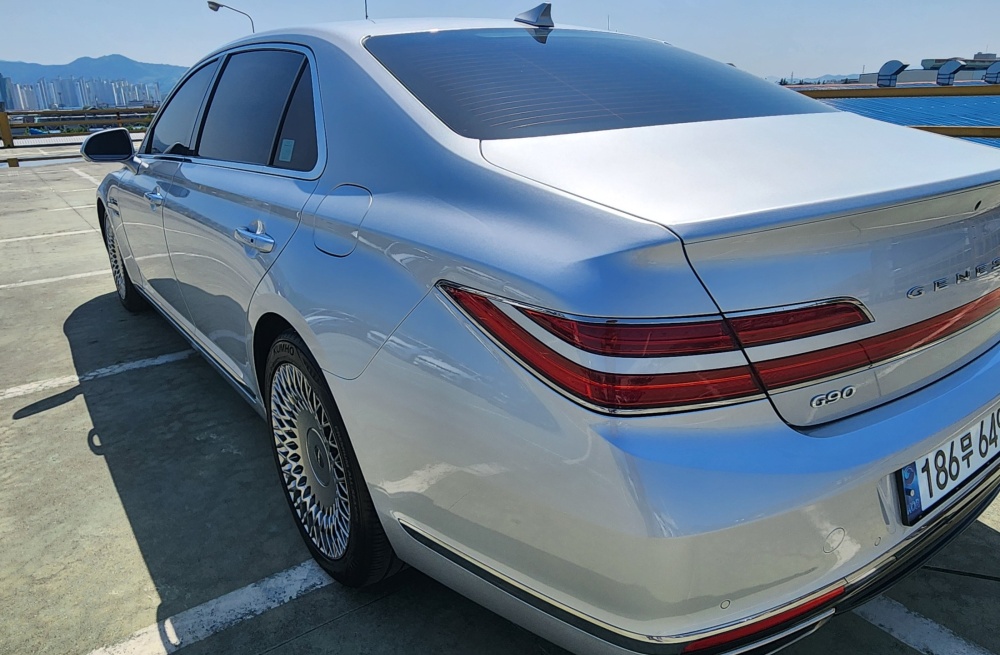 Genesis G90