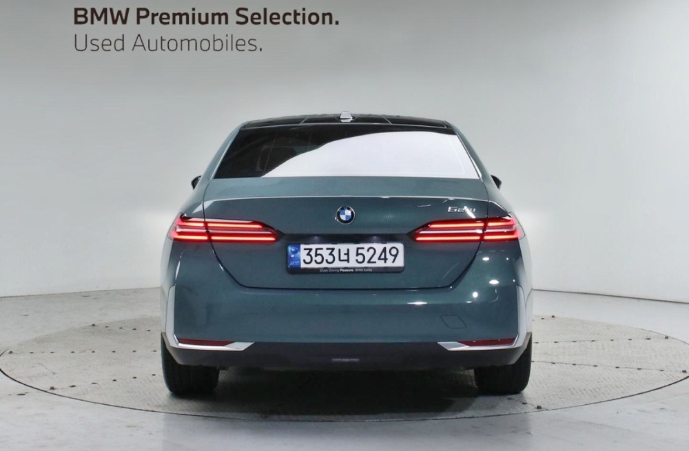 BMW 5 Series (G60)