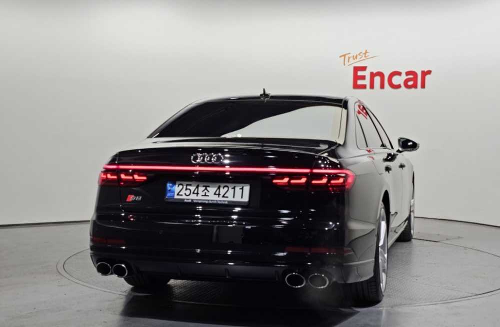 Audi S8 (D5)