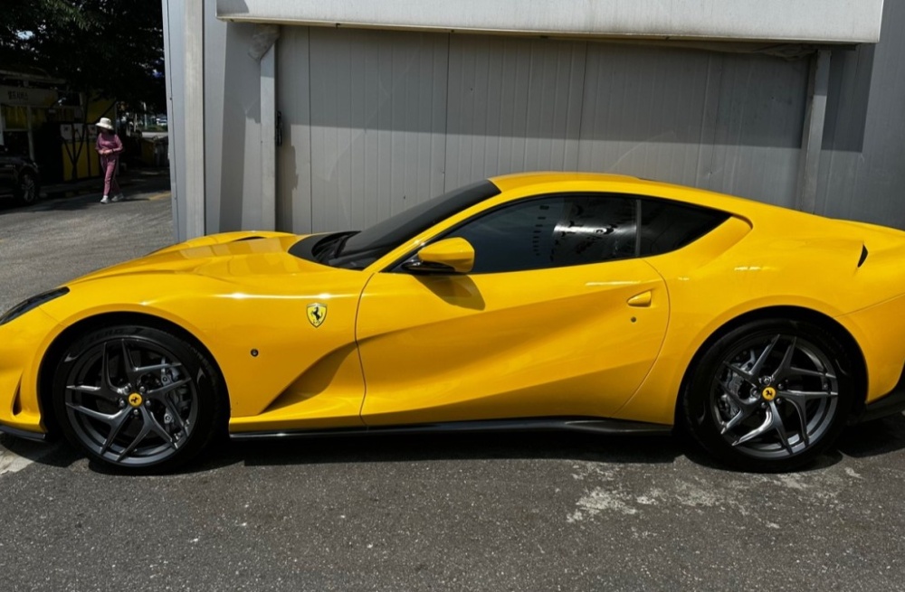 Ferrari 812 super fast