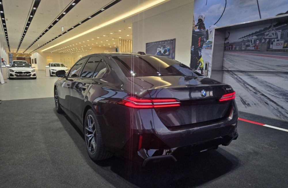 BMW 5 Series (G60)