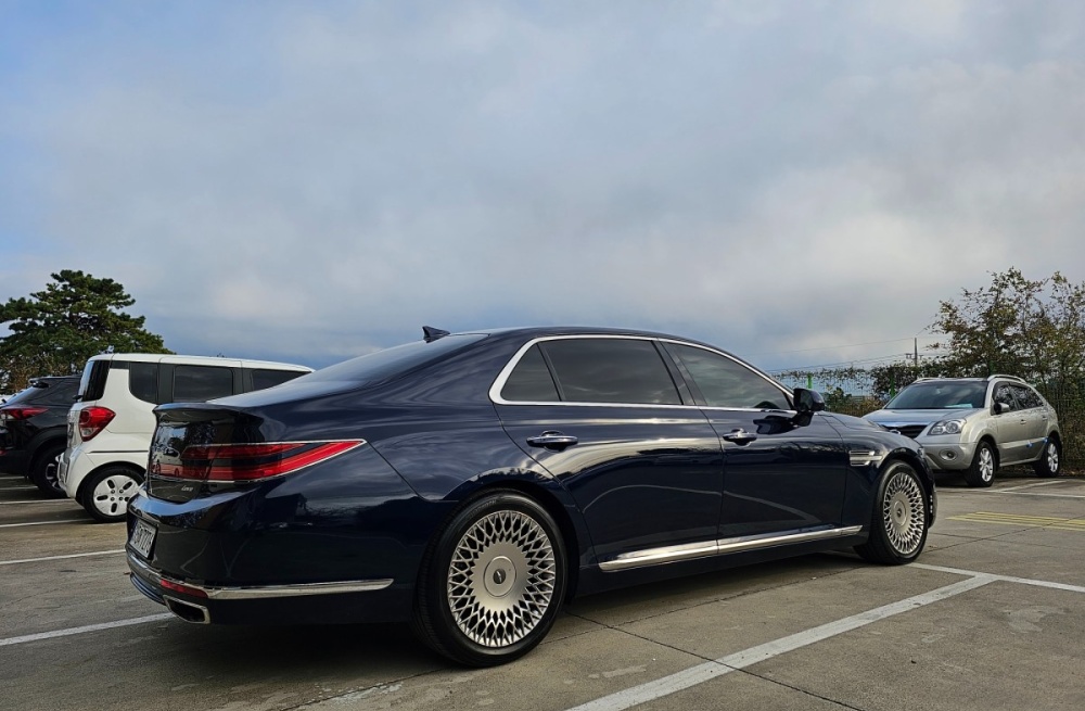 Genesis G90